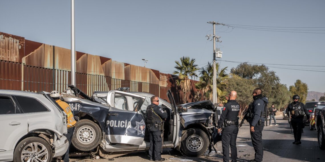 Conductor de Jeep perseguido por la Guardia Nacional impacta a patrulla municipal y queda prensado