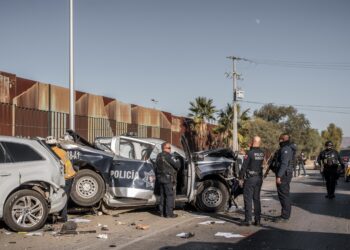 Conductor de Jeep perseguido por la Guardia Nacional impacta a patrulla municipal y queda prensado