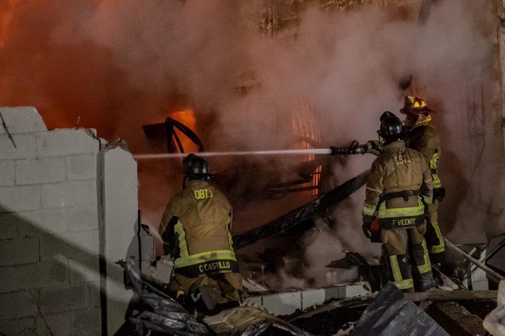 Bomberos trabajaron más de cuatro horas en incendio de bodega de hilos