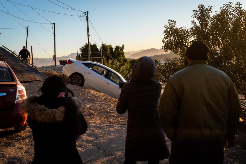 Auto estuvo a punto de caer sobre una casa