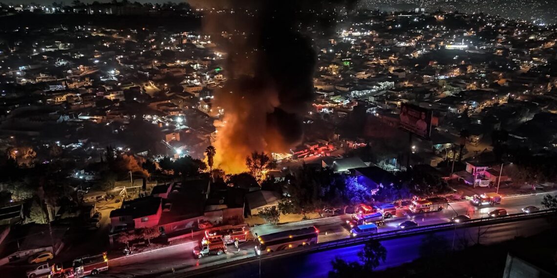 Fuego consume inmueble en la México