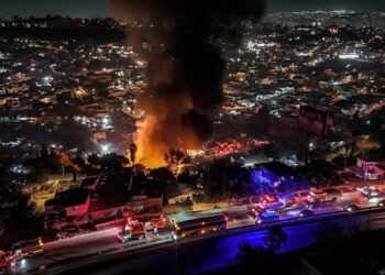 Fuego consume inmueble en la México