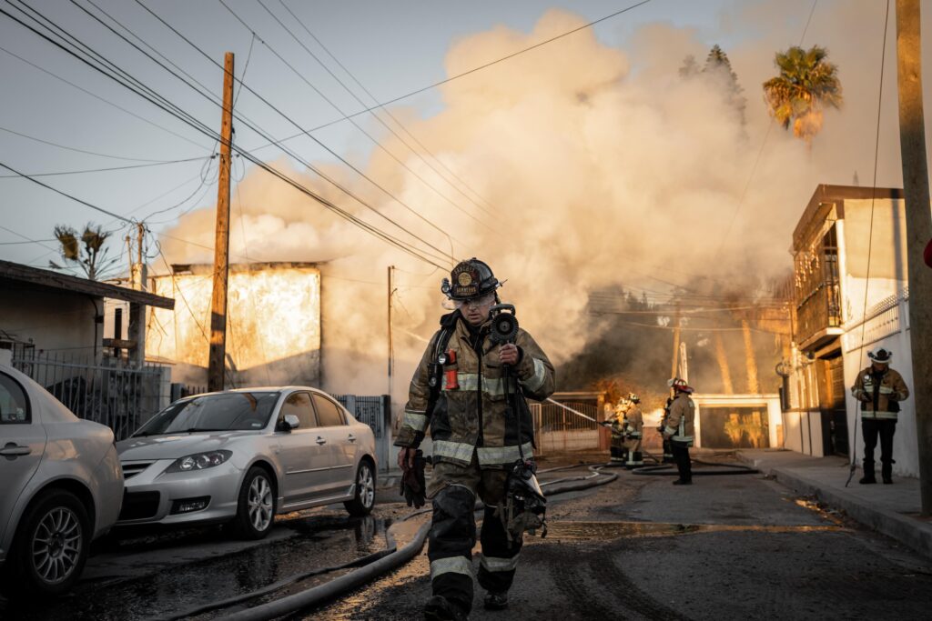 Casa abandonada se incendia en Los Álamos