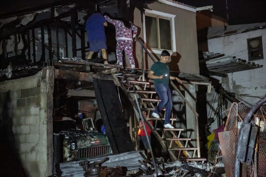 Intenso incendio arrasó con cuartería de la colonia Buena Vista