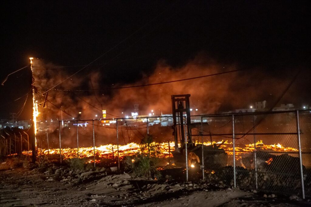 Intenso incendio consume tarimera en el Salvatierra