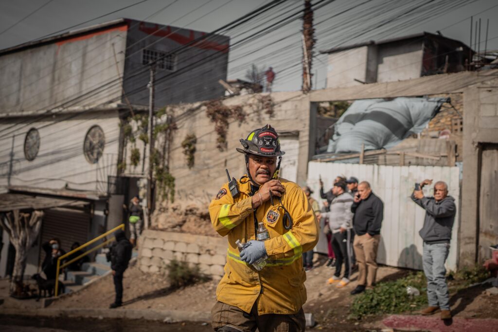 Ayuntamiento de Tijuana atiende incendio en Cumbres del Rubí