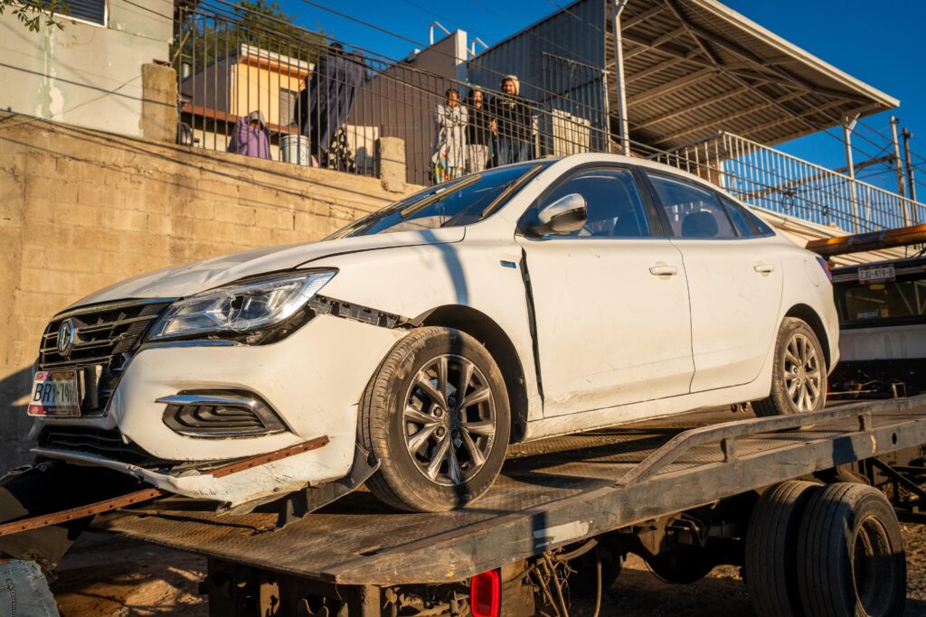 Auto estuvo a punto de caer sobre una casa