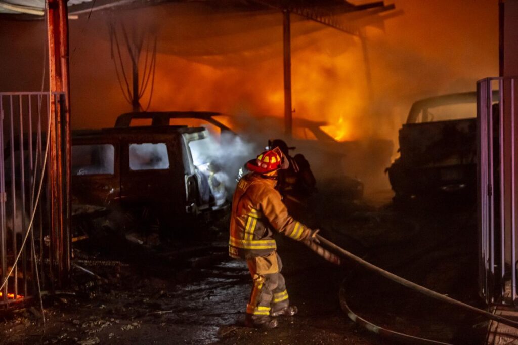 Chispas de un poste de luz provocaron un intenso incendio en el Lago