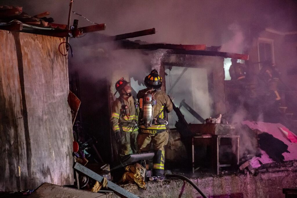 Intenso incendio arrasó con cuartería de la colonia Buena Vista