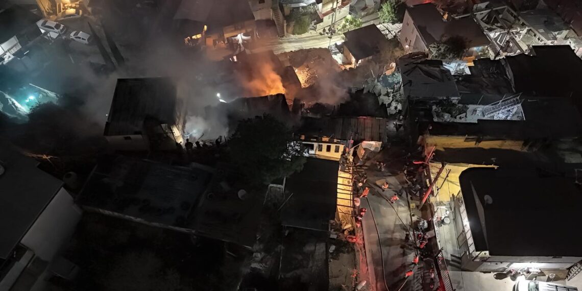 Incendio consume una vivienda y daña otra