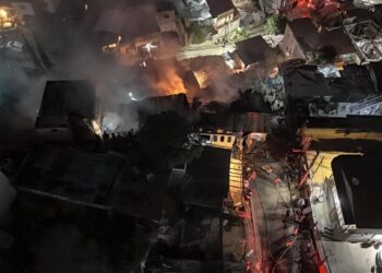 Incendio consume una vivienda y daña otra