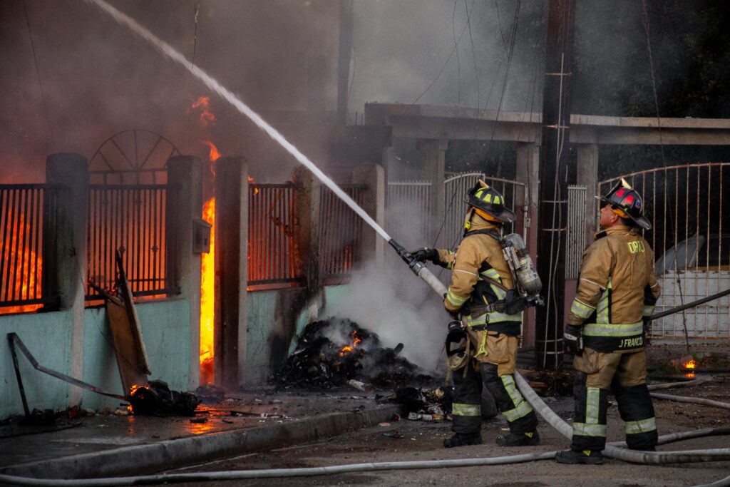 Casa abandonada se incendia en Los Álamos