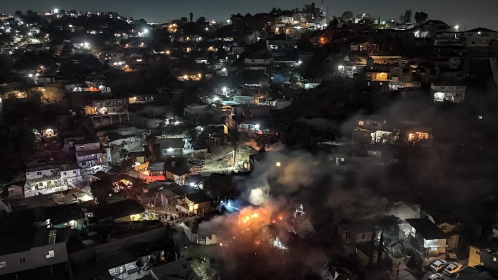 Incendio consume una vivienda y daña otra