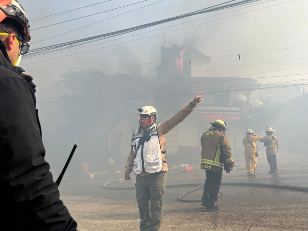 Ayuntamiento de Tijuana atiende incendio en Cumbres del Rubí