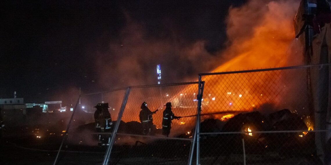 Intenso incendio consume tarimera en el Salvatierra