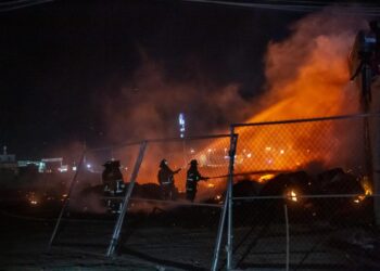 Intenso incendio consume tarimera en el Salvatierra