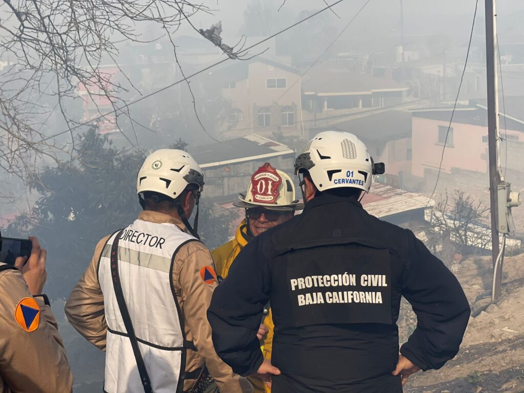 Ayuntamiento de Tijuana atiende incendio en Cumbres del Rubí