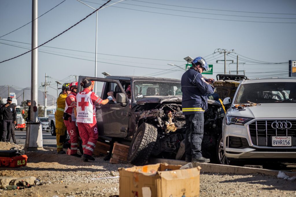 Conductor de Jeep perseguido por la Guardia Nacional impacta a patrulla municipal y queda prensado