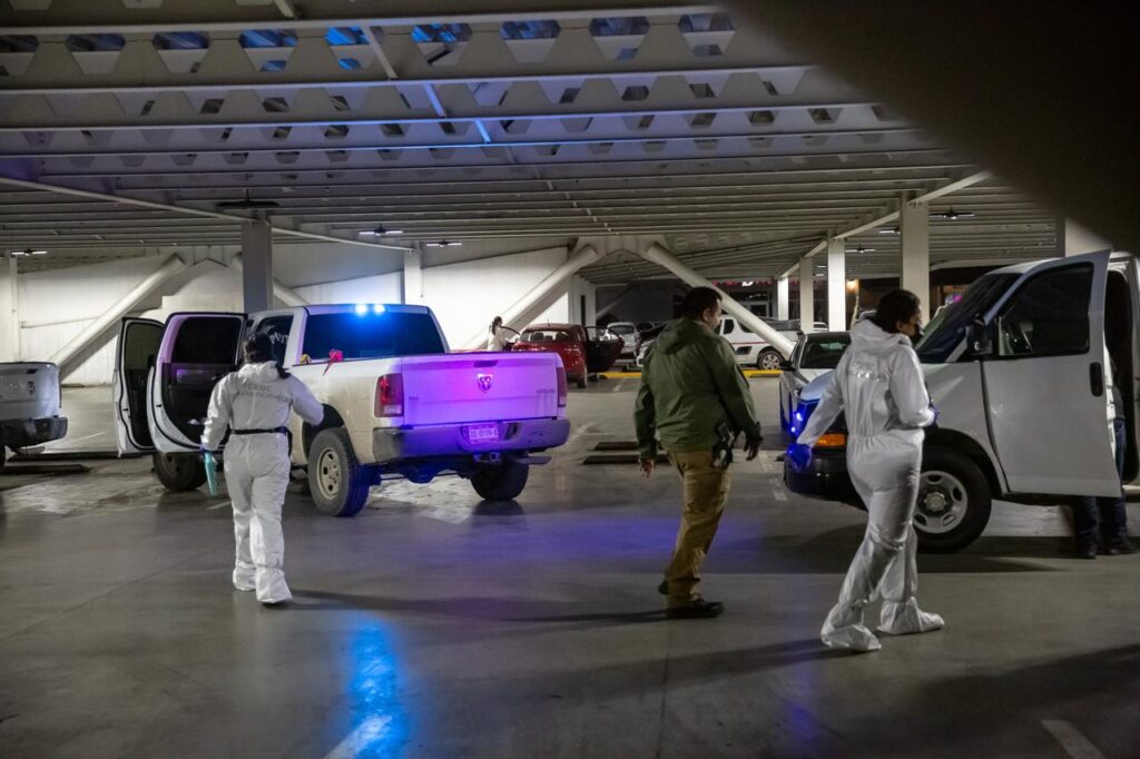 Dejan un cadáver en una vagoneta en el estacionamiento de Plaza Río