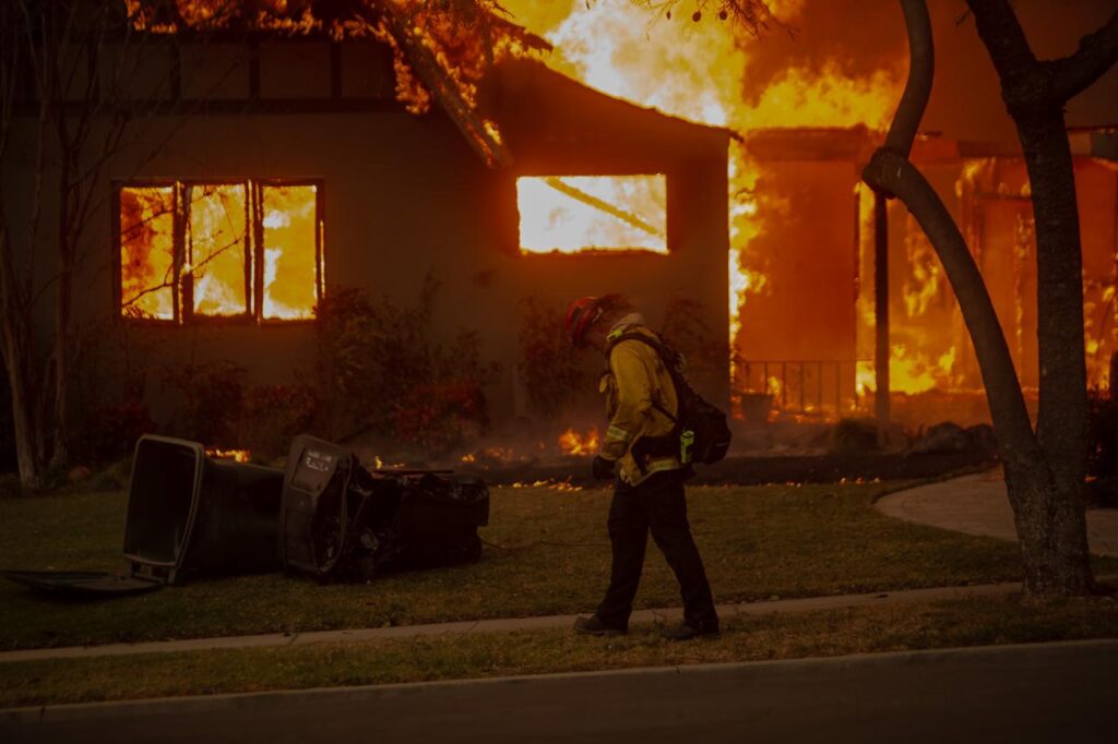 Cinco muertos, miles de evacuados y devastación por incendios en el condado de Los Ángeles