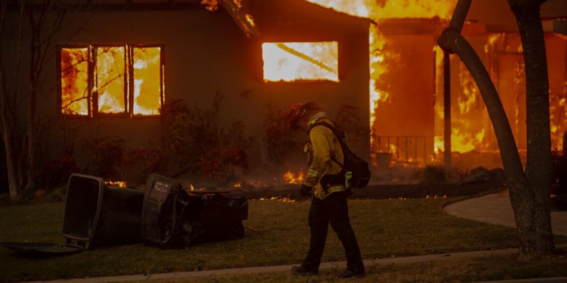 Cinco muertos, miles de evacuados y devastación por incendios en el condado de Los Ángeles