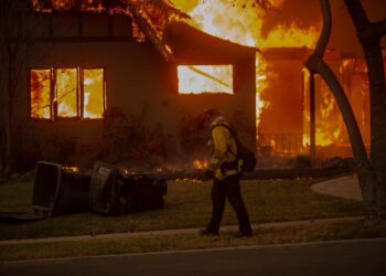 Cinco muertos, miles de evacuados y devastación por incendios en el condado de Los Ángeles