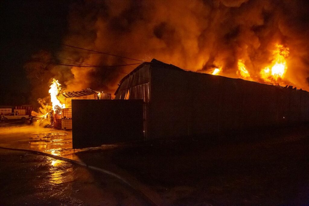 Bomberos trabajaron más de cuatro horas en incendio de bodega de hilos