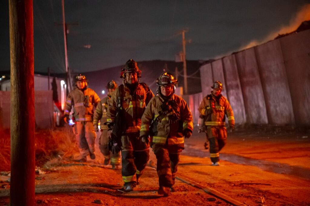 Bomberos trabajaron más de cuatro horas en incendio de bodega de hilos