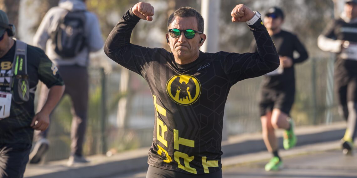 Corredores y policías participaron en la carrera conmemorativa al Día del Policía