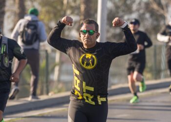 Corredores y policías participaron en la carrera conmemorativa al Día del Policía