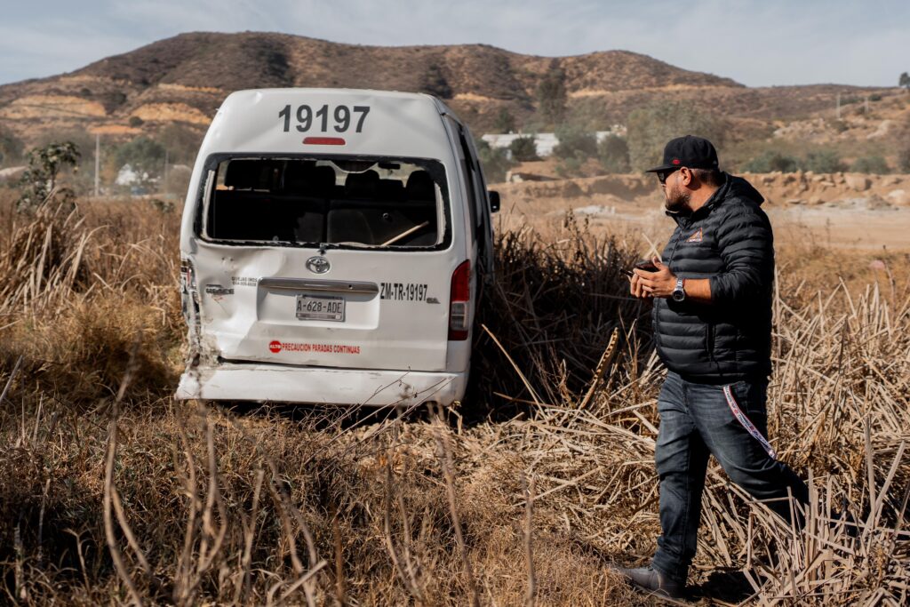 Taxi de ruta sale del camino tras ser impactado por un camión