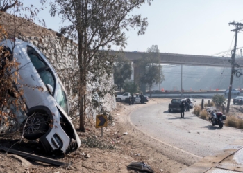 Joven automovilista vuelca tras perder el control en una curva