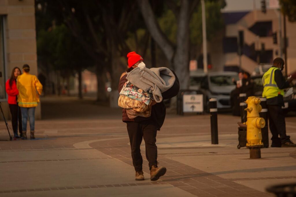 Más de 500 damnificados buscan refugio tras incendios en Pasadena