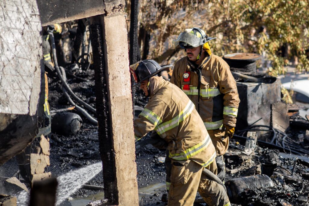 Incendio consume una casa y afecta dos más en la colonia El Tecolote