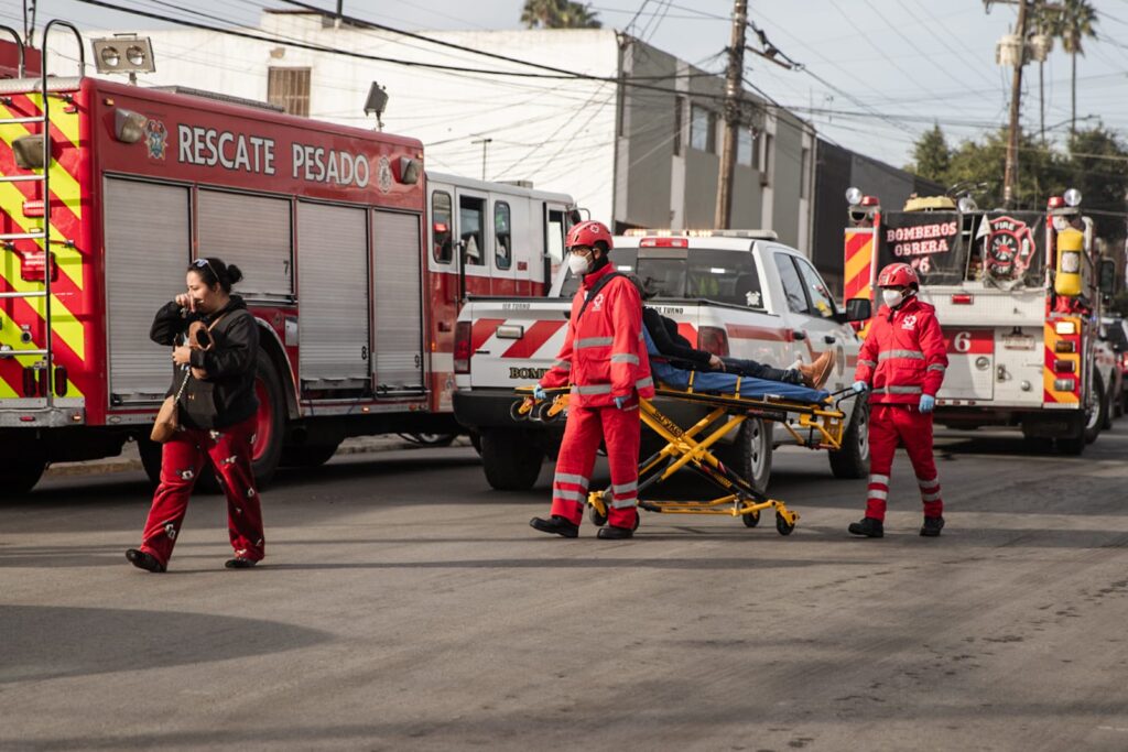 Bomberos rescatan a un adulto mayor con discapacidad tras incendio en cuartería