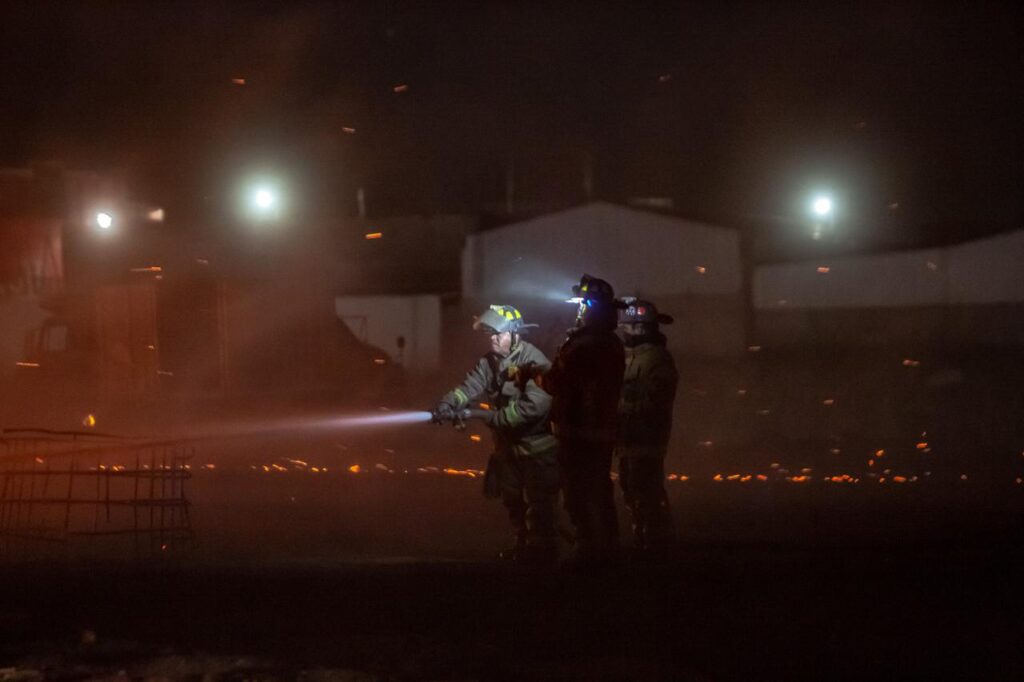 Intenso incendio consume tarimera en el Salvatierra