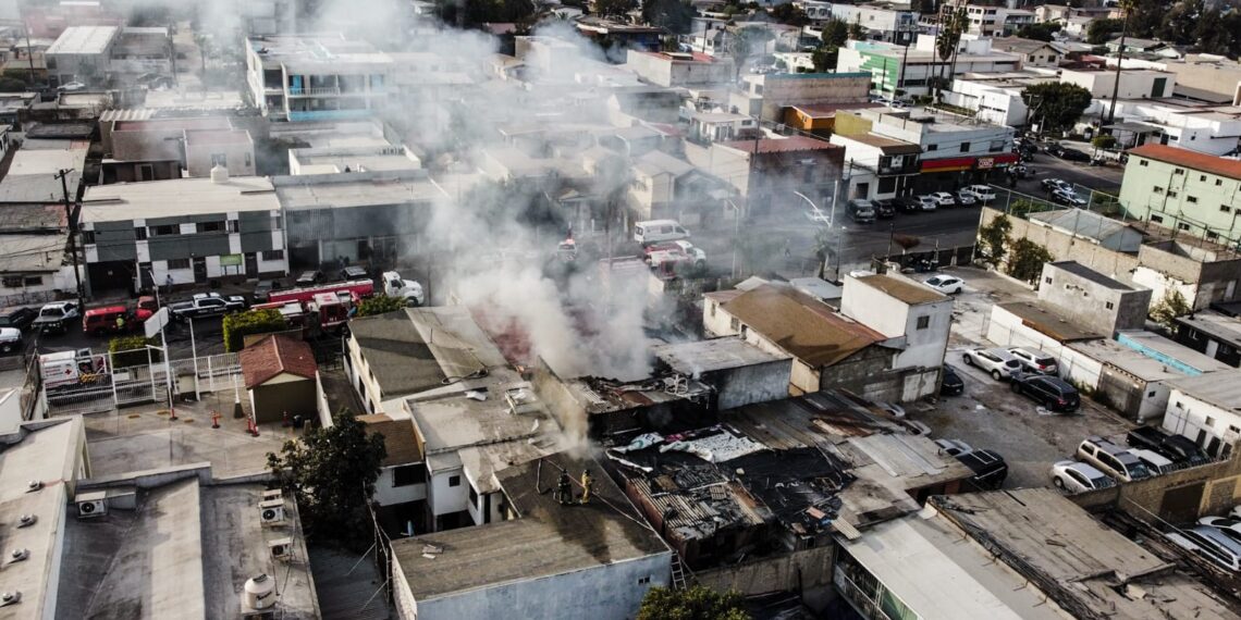 Bomberos rescatan a un adulto mayor con discapacidad tras incendio en cuartería