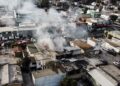 Bomberos rescatan a un adulto mayor con discapacidad tras incendio en cuartería