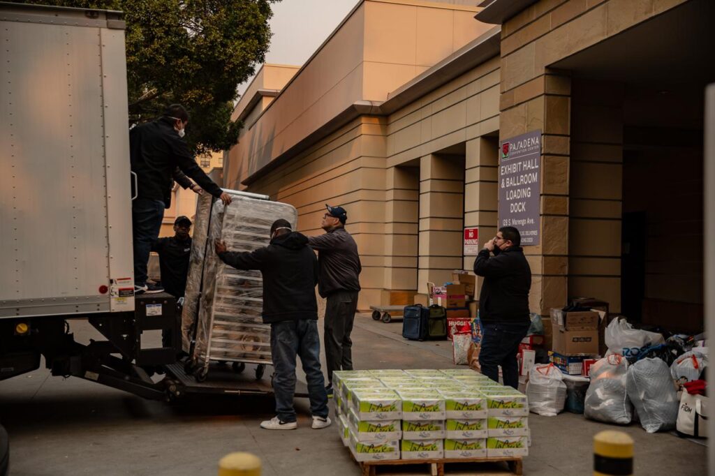 Más de 500 damnificados buscan refugio tras incendios en Pasadena