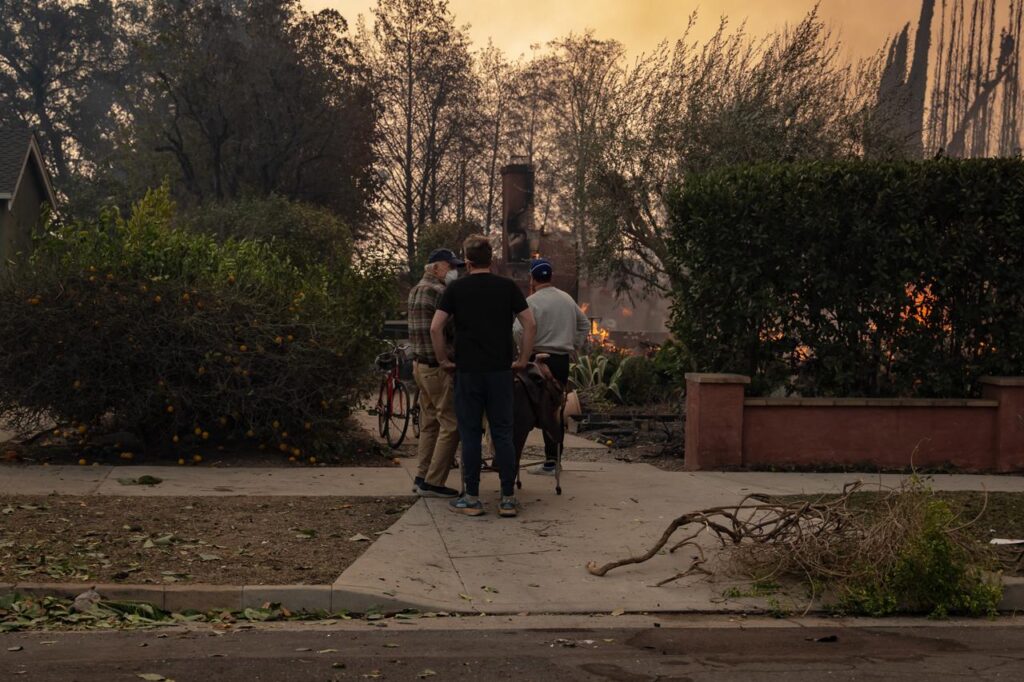 Cinco muertos, miles de evacuados y devastación por incendios en el condado de Los Ángeles