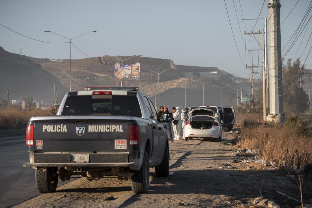 Abandonan vehículo con restos humanos sobre el bulevar 2000