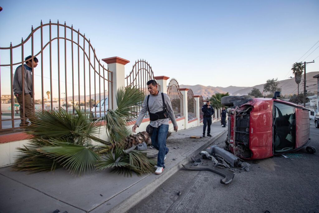 Joven pierde el control de su auto y vuelca