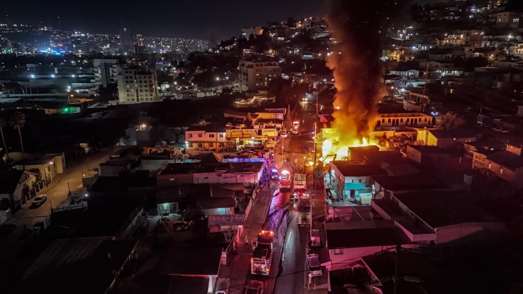 Intenso incendio arrasó con cuartería de la colonia Buena Vista