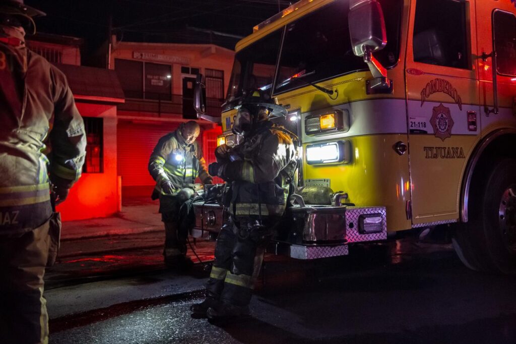 Chispas de un poste de luz provocaron un intenso incendio en el Lago