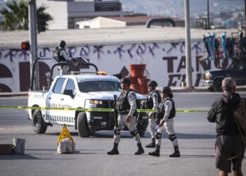 Abandonan vehículo con un cadáver en pleno sobrerruedas