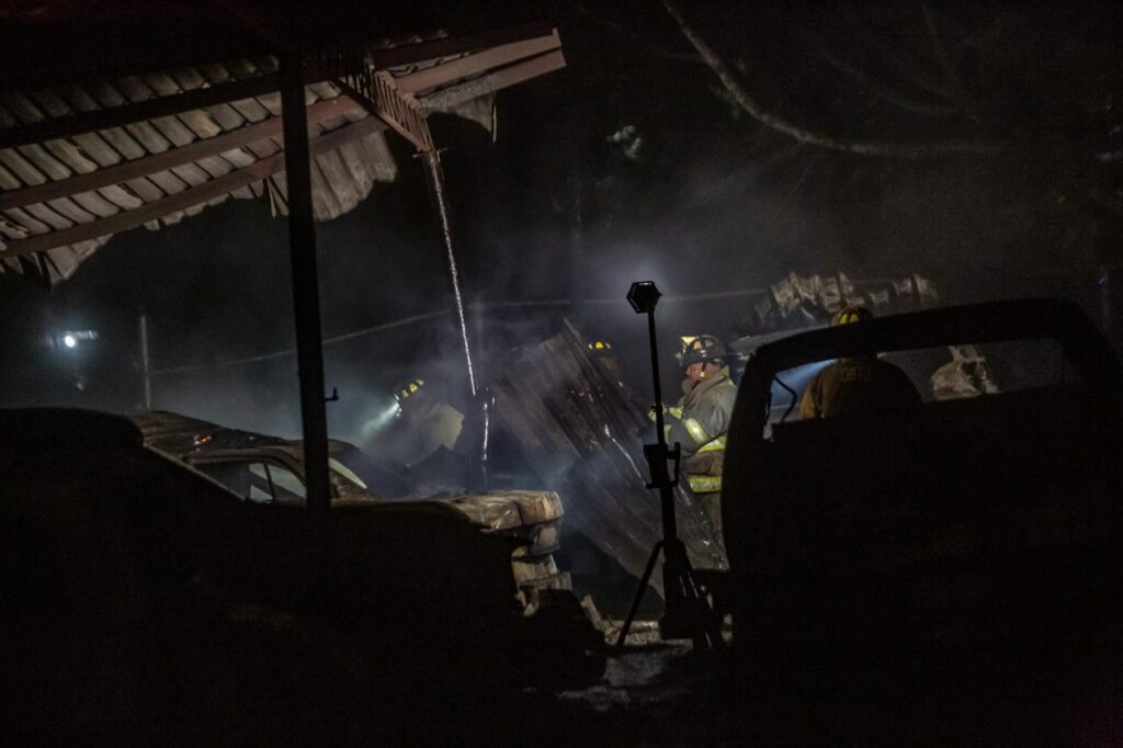 Chispas de un poste de luz provocaron un intenso incendio en el Lago