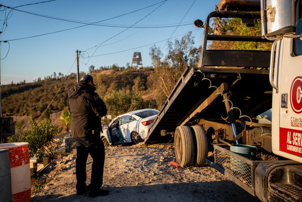 Auto estuvo a punto de caer sobre una casa