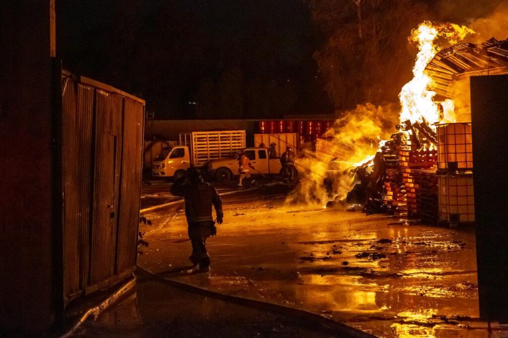 Bomberos trabajaron más de cuatro horas en incendio de bodega de hilos