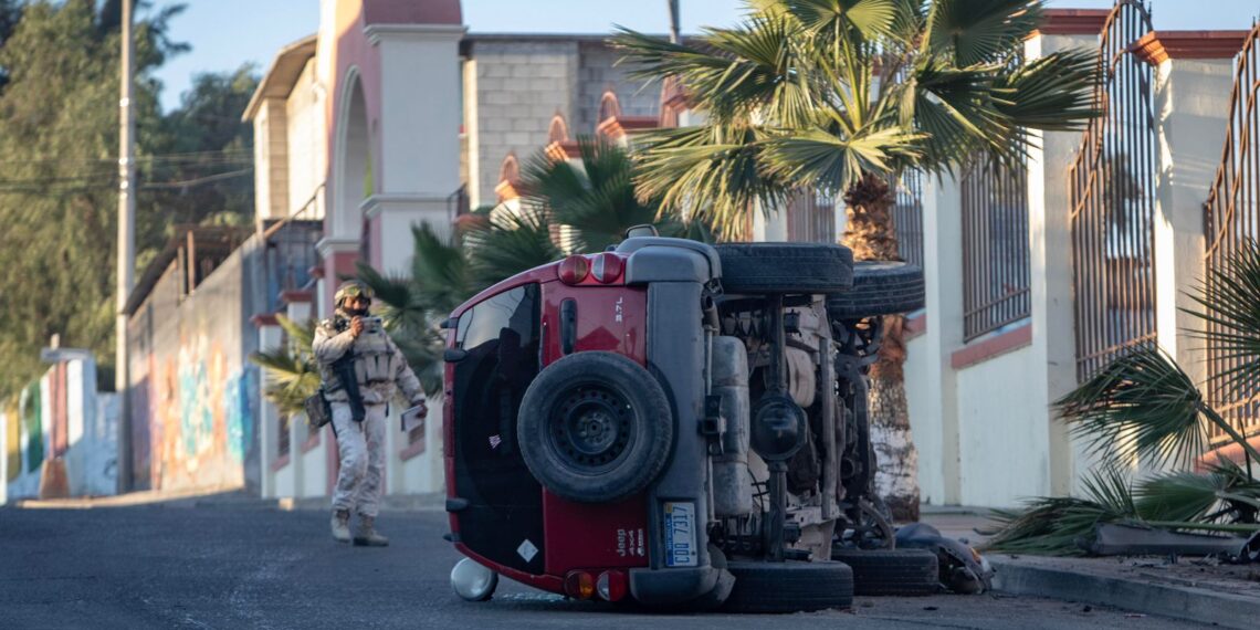 Joven pierde el control de su auto y vuelca