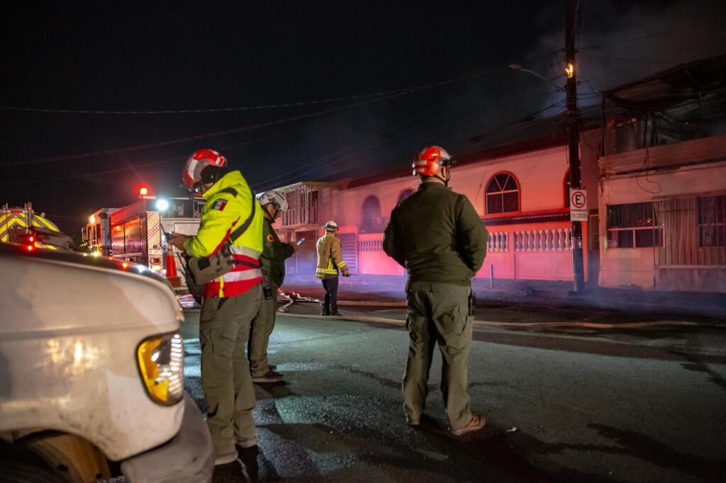 Chispas de un poste de luz provocaron un intenso incendio en el Lago